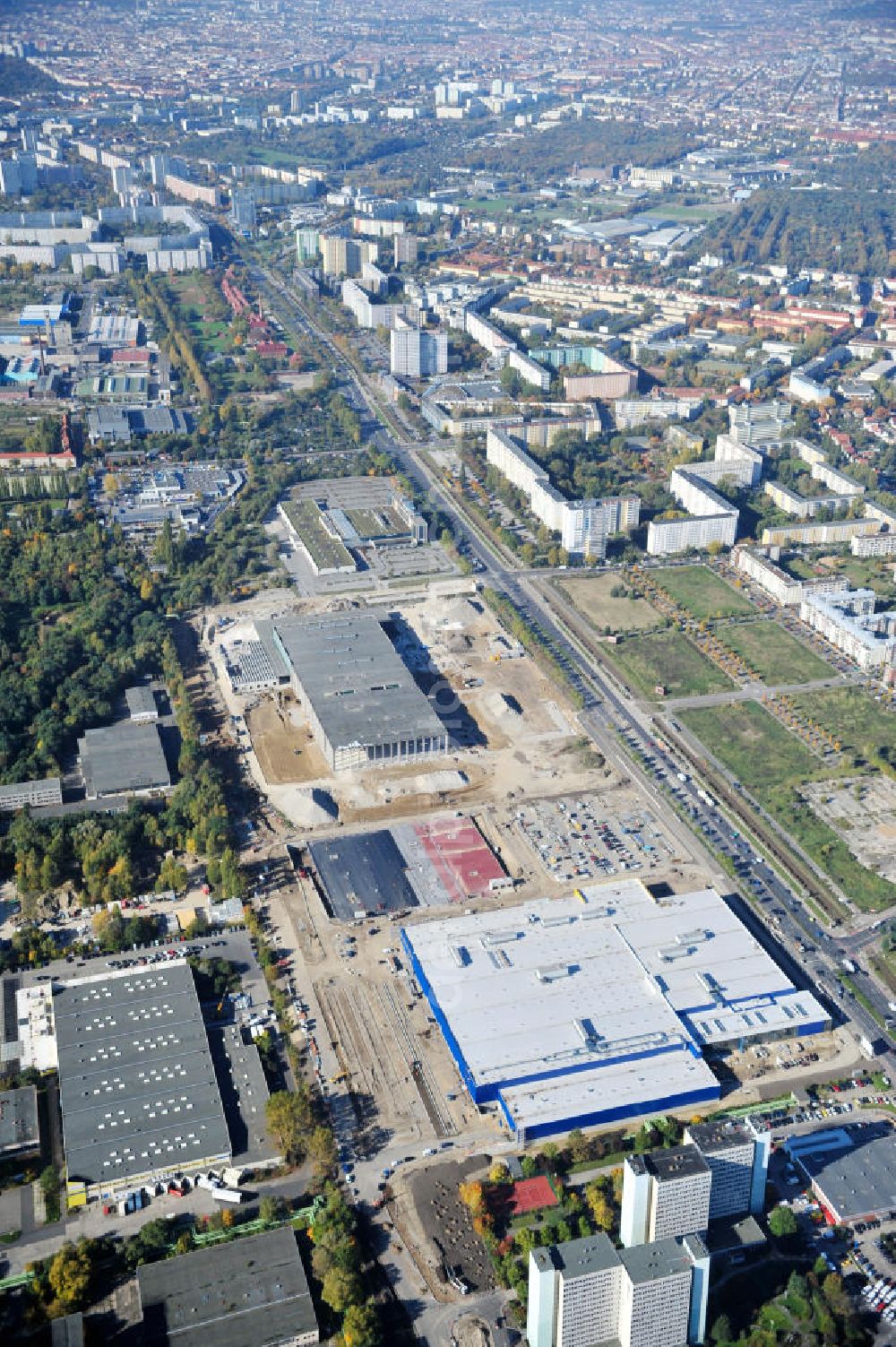 Aerial image Berlin - Blick auf die IKEA Baustelle in Berlin Lichtenberg. Bis zum November diesen Jahres entsteht hier an der Landsberger Allee der zweitgrößte Ikea-Standort in Europa mit 22 000 Quadratmetern und zugleich das dritte Berliner Einrichtungshaus. Eröffnung soll Anfang November 2010 sein. View of the IKEA construction area in Berlin Lichtenberg. It is the third furniture store in Berlin.