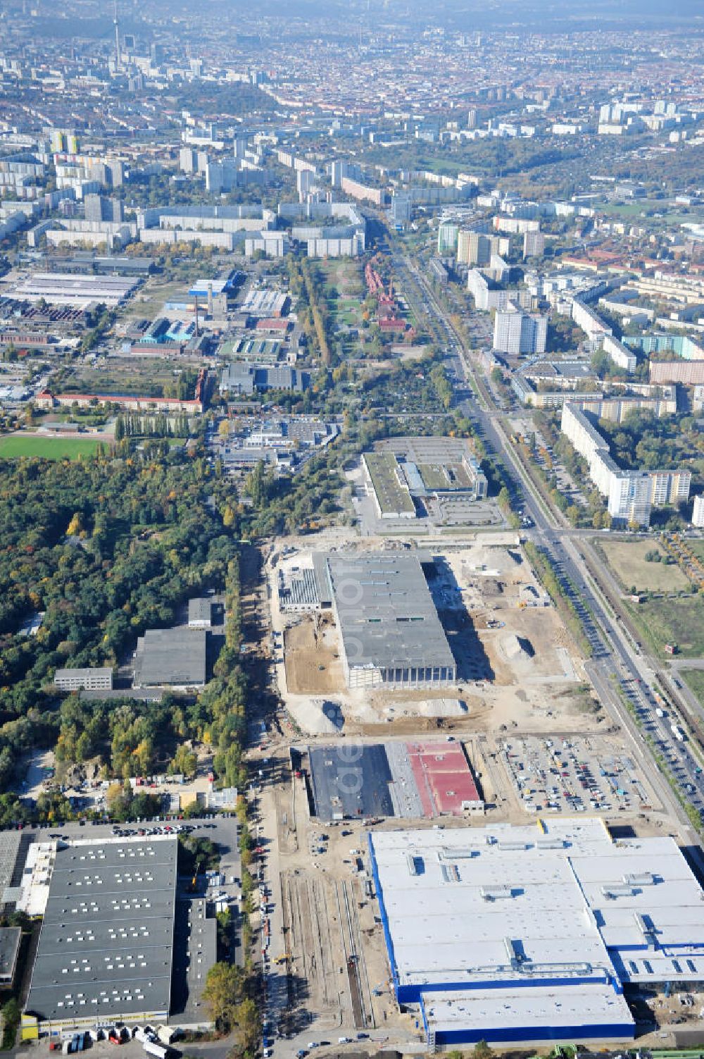 Aerial photograph Berlin - Blick auf die IKEA Baustelle in Berlin Lichtenberg. Bis zum November diesen Jahres entsteht hier an der Landsberger Allee der zweitgrößte Ikea-Standort in Europa mit 22 000 Quadratmetern und zugleich das dritte Berliner Einrichtungshaus. Eröffnung soll Anfang November 2010 sein. View of the IKEA construction area in Berlin Lichtenberg. It is the third furniture store in Berlin.