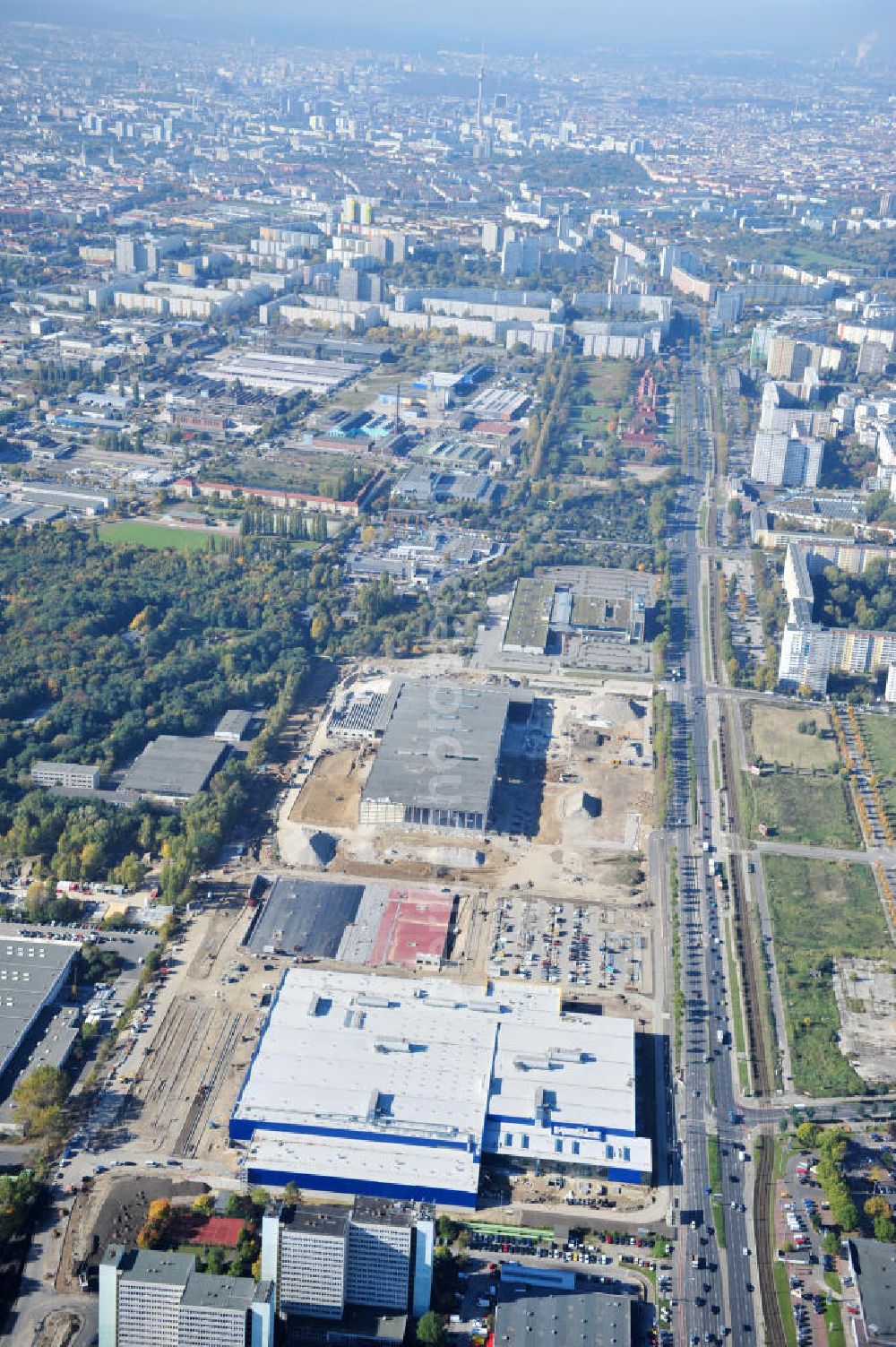 Berlin from the bird's eye view: Blick auf die IKEA Baustelle in Berlin Lichtenberg. Bis zum November diesen Jahres entsteht hier an der Landsberger Allee der zweitgrößte Ikea-Standort in Europa mit 22 000 Quadratmetern und zugleich das dritte Berliner Einrichtungshaus. Eröffnung soll Anfang November 2010 sein. View of the IKEA construction area in Berlin Lichtenberg. It is the third furniture store in Berlin.