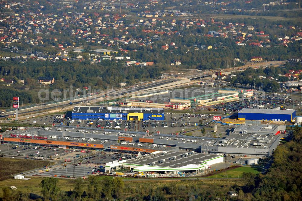 Aerial image Warschau - Blick auf das Einkaufszentrum M1 Targówek in Warschau. Das Center gehört zu der Kette Centrum handlowe. Neben dem Zentrum befindet sich das Einrichtungshaus Ikea und diverse an dere Einkaufsläden. View in the shopping center M1 Targówek in Warsaw. The center belongs to the chain of Centrum handlowe and is near the furnishing house Ikea.