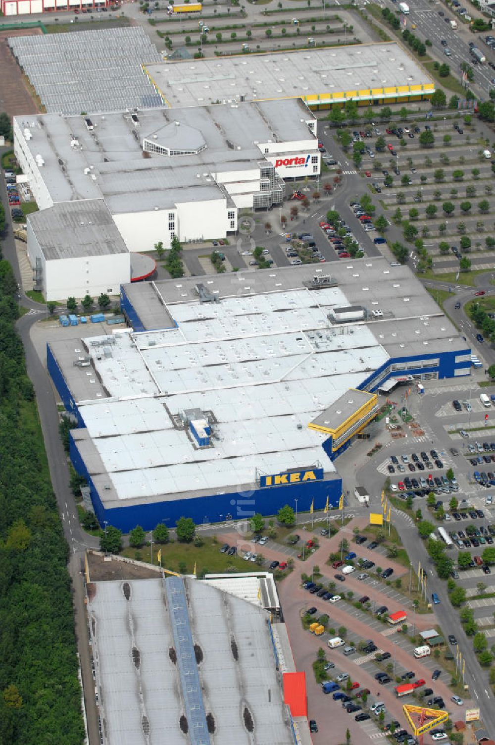 Braunschweig from above - Blick auf das IKEA-Einrichtungshaus im Gewerbegebiet an der Hansestrasse an der Autobahn A2. View of IKEA store in the industrial area of the Hanseatic road to the A2 motorway.