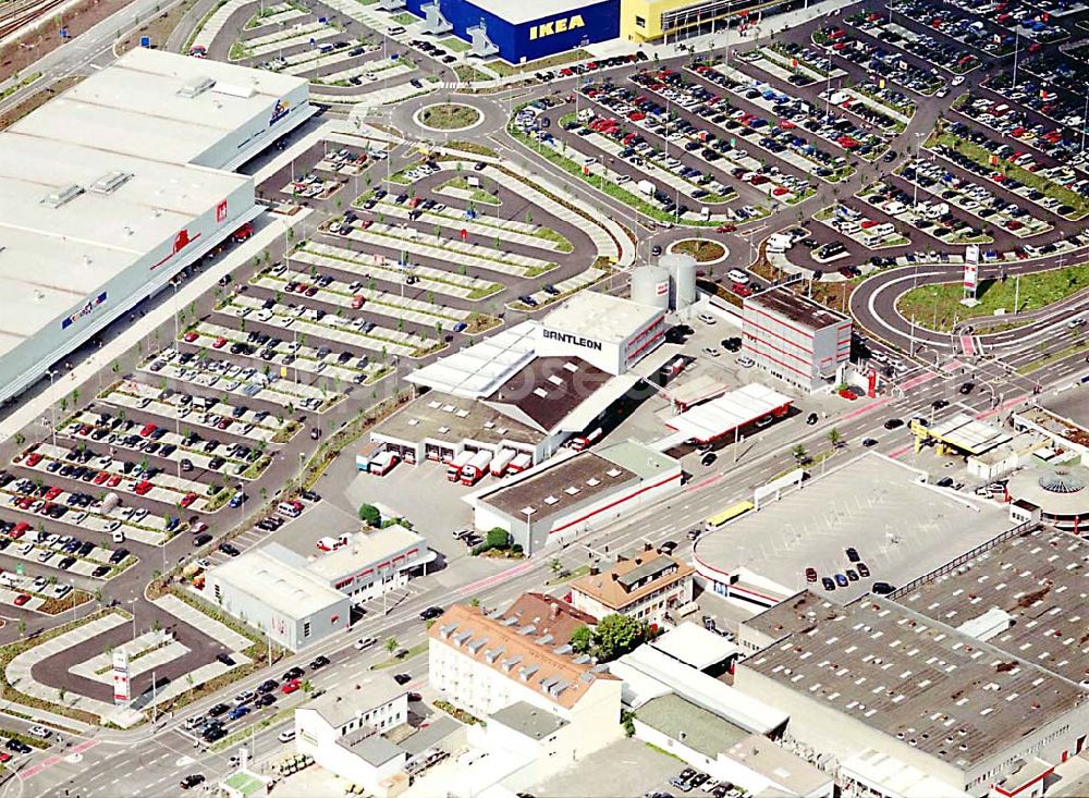 Neu-Ulm / Bayern from the bird's eye view: IKEA-Einrichtungshaus, Einkaufszentrum auf dem Grundstück IKEA-Niederlassung Ulm an der Blaubeurer Straße in 89077 Ulm