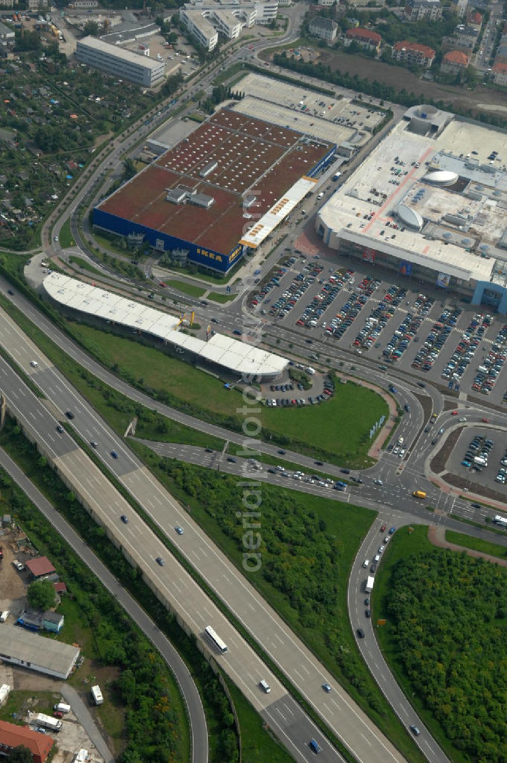 Dresden from the bird's eye view: Blick auf das IKEA - Einrichtungshaus im Elbepark Dresden an der Petschelstrasse. View of the IKEA - furniture store in Dresden on the Elbe Park Petschelstrasse.