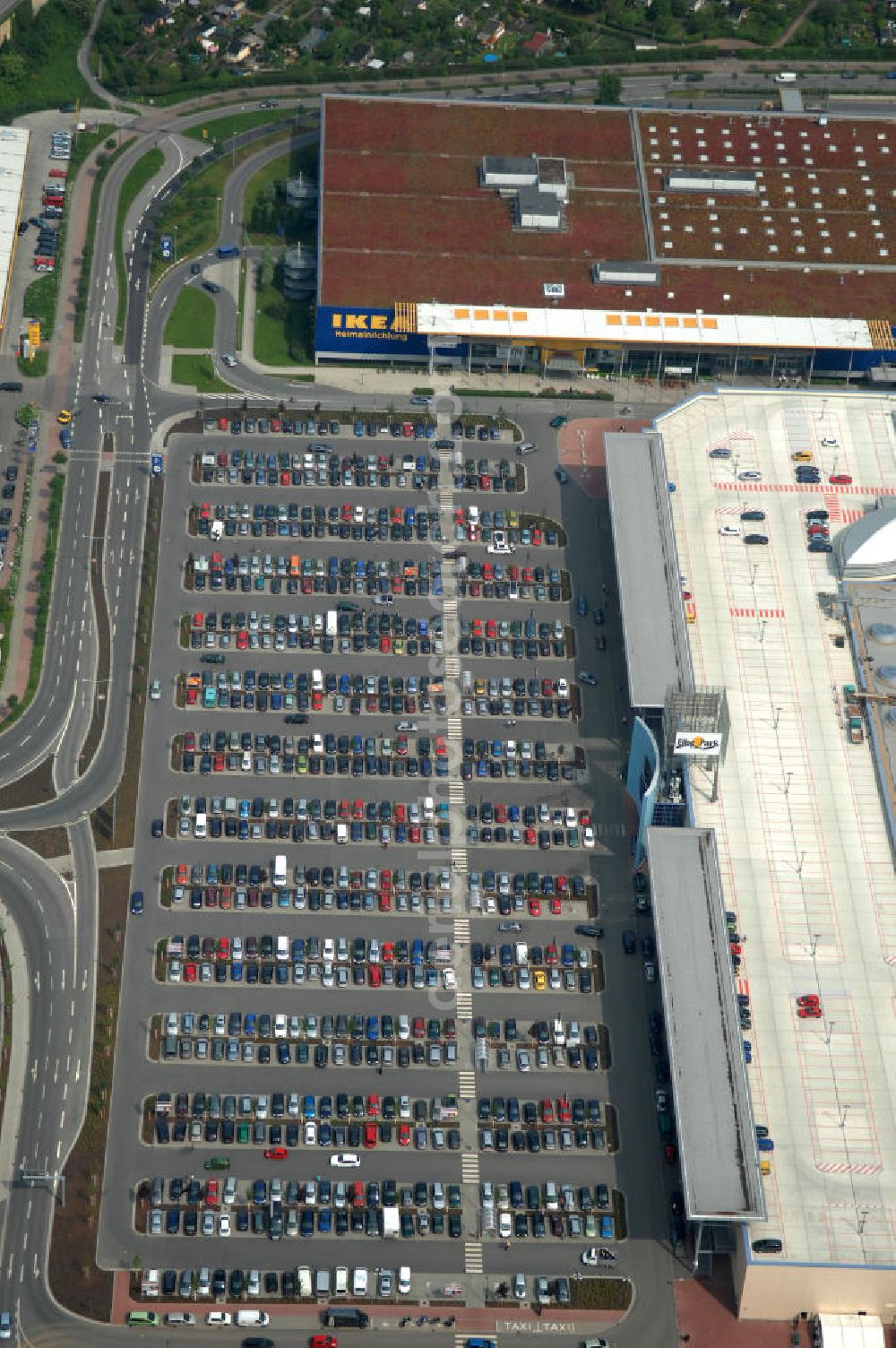 Aerial image Dresden - Blick auf das IKEA - Einrichtungshaus im Elbepark Dresden an der Petschelstrasse. View of the IKEA - furniture store in Dresden on the Elbe Park Petschelstrasse.