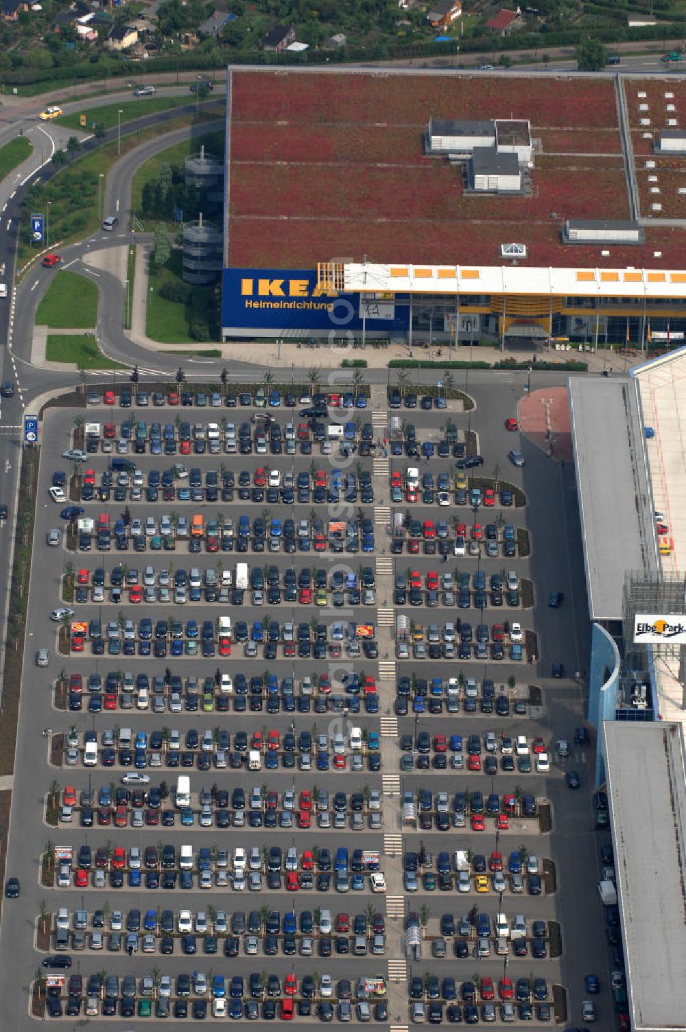 Aerial photograph Dresden - Blick auf das IKEA - Einrichtungshaus im Elbepark Dresden an der Petschelstrasse. View of the IKEA - furniture store in Dresden on the Elbe Park Petschelstrasse.