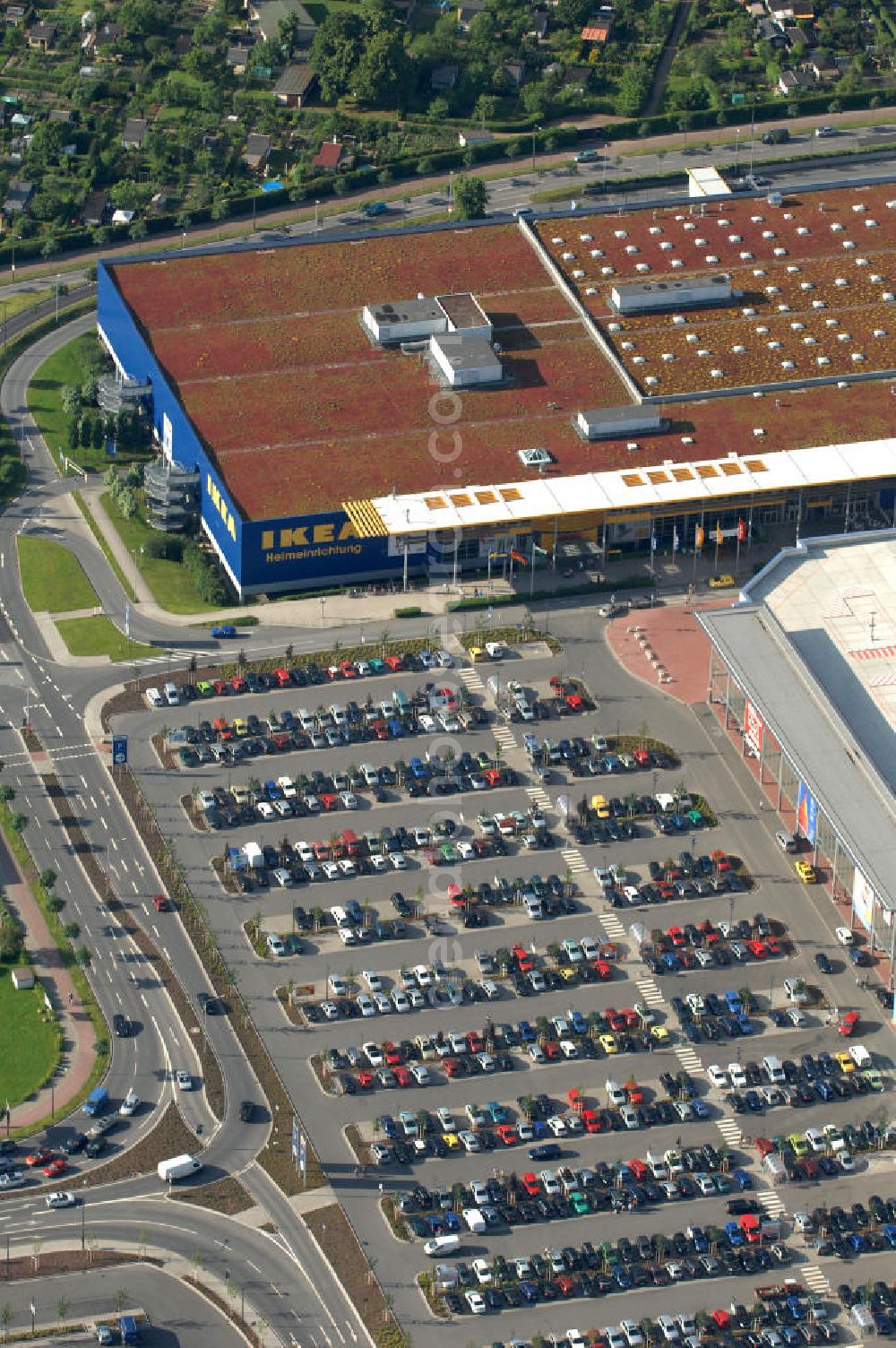 Dresden from the bird's eye view: Blick auf das IKEA - Einrichtungshaus im Elbepark Dresden an der Petschelstrasse. View of the IKEA - furniture store in Dresden on the Elbe Park Petschelstrasse.