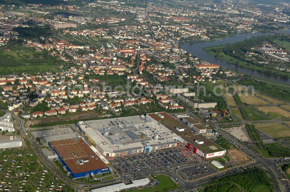 Dresden from the bird's eye view: Blick auf das IKEA - Einrichtungshaus im Elbepark Dresden an der Petschelstrasse. View of the IKEA - furniture store in Dresden on the Elbe Park Petschelstrasse.