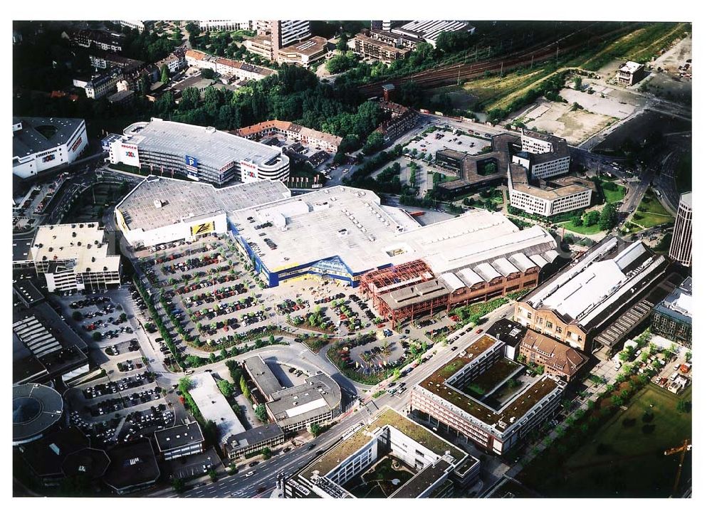 Aerial image Essen - IKEA-Einrichtungshaus in Essen-Altendorf mit BAUMARKT-Niederlassung sowie der alten KRUPP-Halle mit Brücke zur Innenstadt.