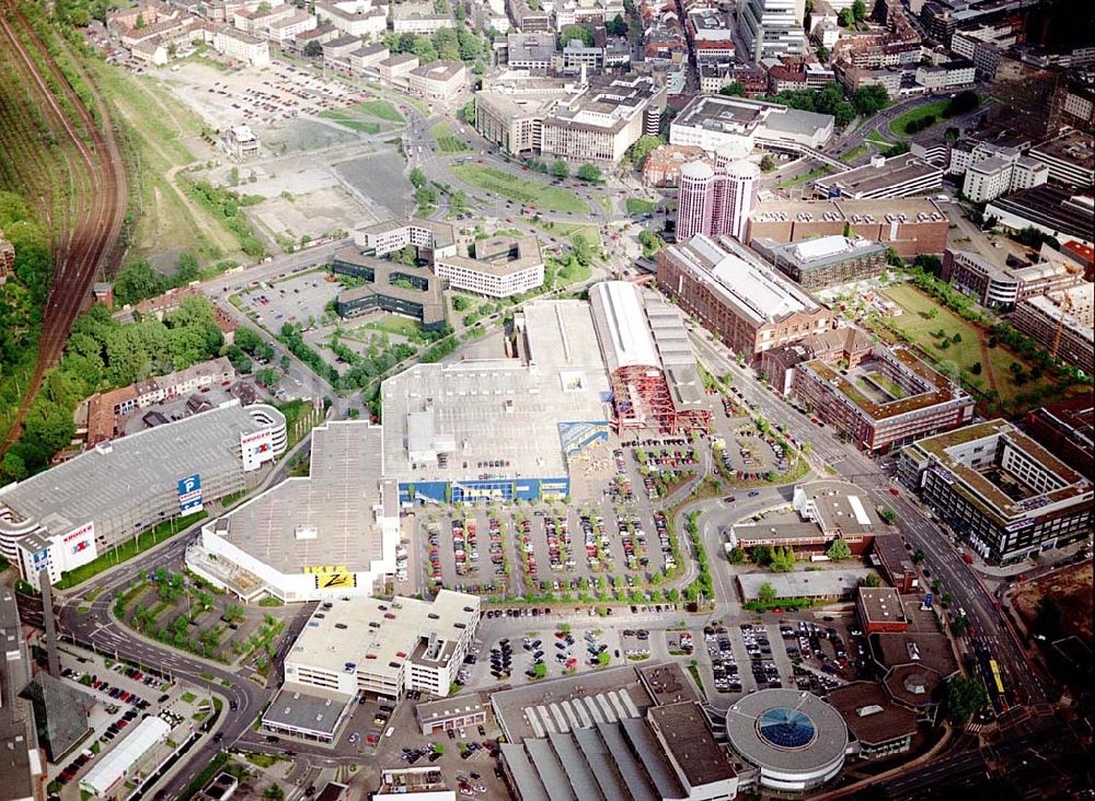 Essen from the bird's eye view: IKEA-Einrichtungshaus in Essen-Altendorf mit BAUMARKT-Niederlassung sowie der alten KRUPP-Halle mit Brücke zur Innenstadt.