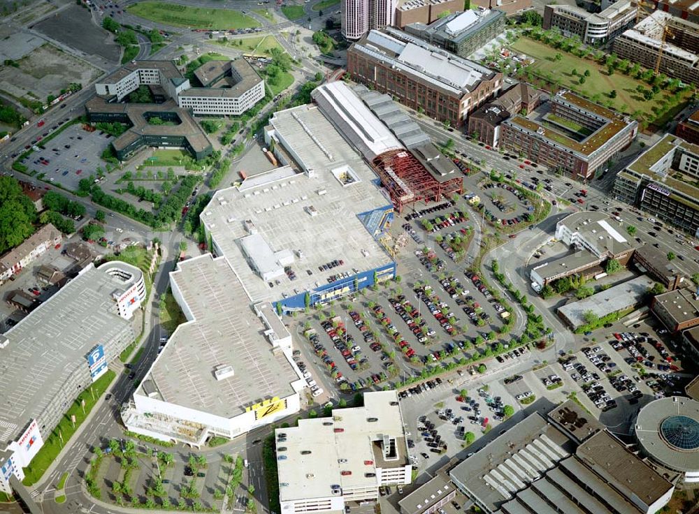 Aerial photograph Essen - IKEA-Einrichtungshaus in Essen-Altendorf mit BAUMARKT-Niederlassung sowie der alten KRUPP-Halle mit Brücke zur Innenstadt.