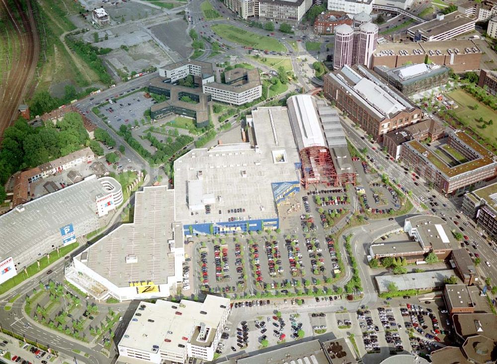 Essen from the bird's eye view: IKEA-Einrichtungshaus in Essen-Altendorf mit BAUMARKT-Niederlassung sowie der alten KRUPP-Halle mit Brücke zur Innenstadt.