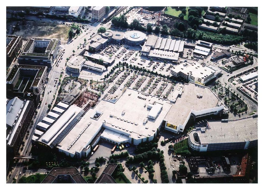 Aerial image Essen - IKEA-Einrichtungshaus in Essen-Altendorf mit BAUMARKT-Niederlassung sowie der alten KRUPP-Halle mit Brücke zur Innenstadt.