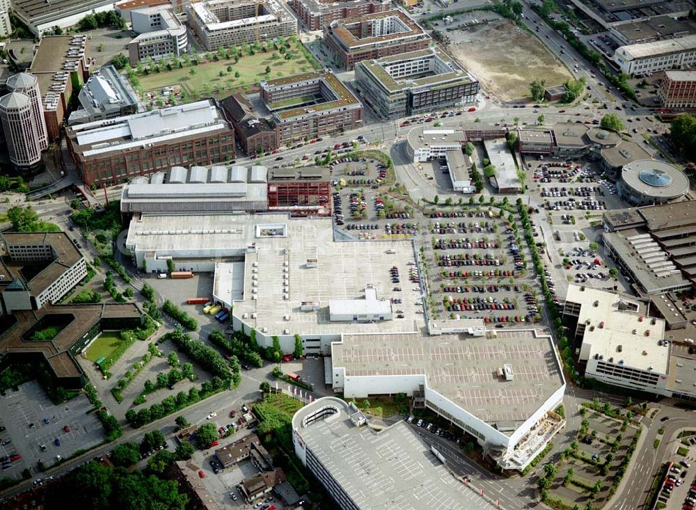 Aerial photograph Essen - IKEA-Einrichtungshaus in Essen-Altendorf mit BAUMARKT-Niederlassung sowie der alten KRUPP-Halle mit Brücke zur Innenstadt.