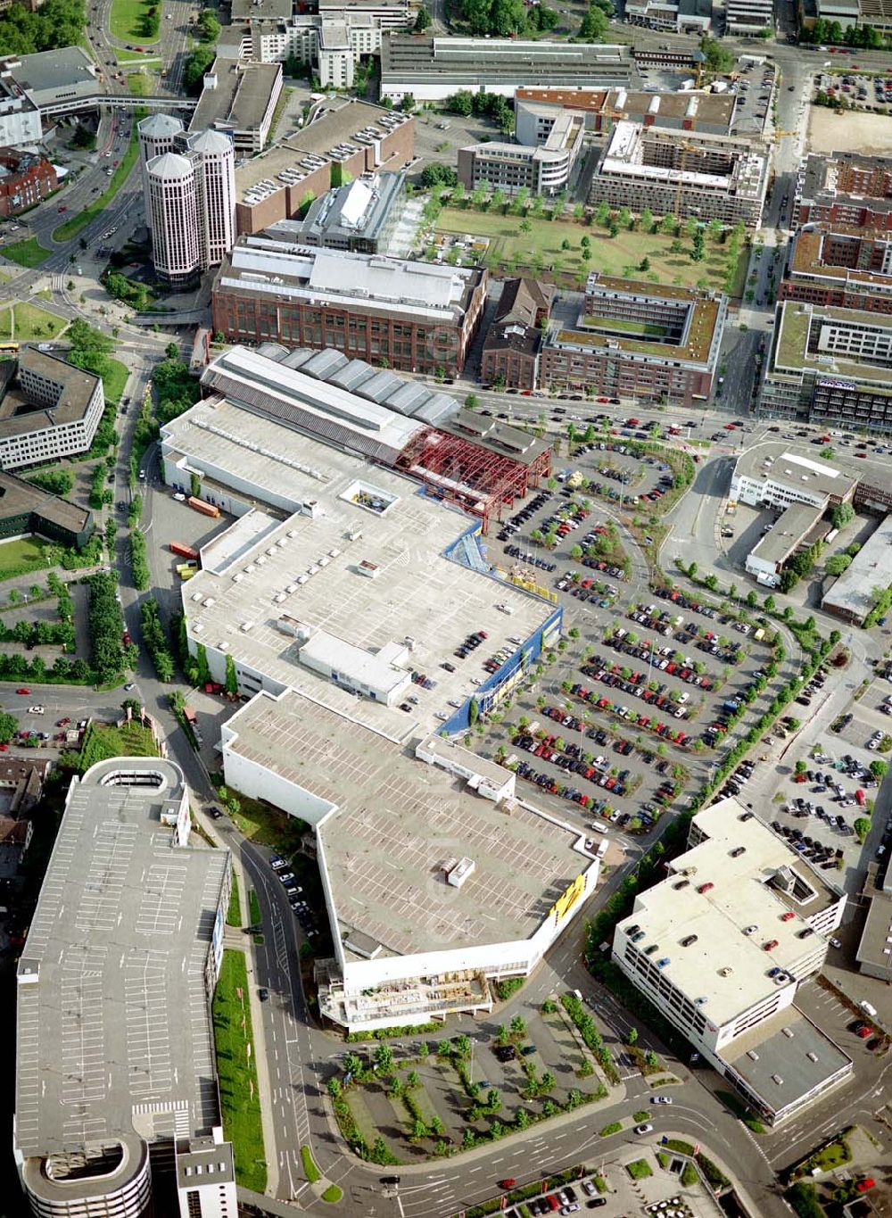 Essen from above - IKEA-Einrichtungshaus in Essen-Altendorf mit BAUMARKT-Niederlassung sowie der alten KRUPP-Halle mit Brücke zur Innenstadt.