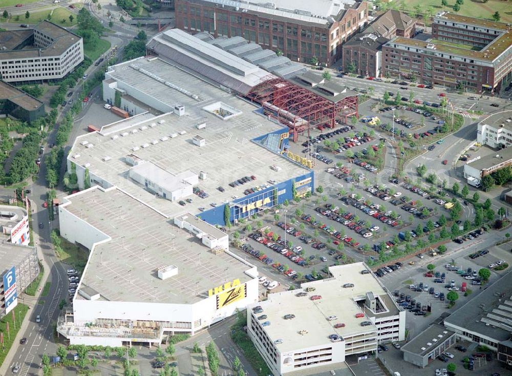 Aerial image Essen - IKEA-Einrichtungshaus in Essen-Altendorf mit BAUMARKT-Niederlassung sowie der alten KRUPP-Halle mit Brücke zur Innenstadt.