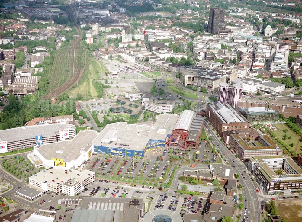 Essen from the bird's eye view: IKEA-Einrichtungshaus in Essen-Altendorf mit BAUMARKT-Niederlassung sowie der alten KRUPP-Halle mit Brücke zur Innenstadt.