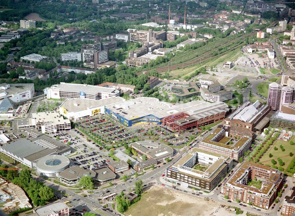 Aerial photograph Essen - IKEA-Einrichtungshaus in Essen-Altendorf mit BAUMARKT-Niederlassung sowie der alten KRUPP-Halle mit Brücke zur Innenstadt.