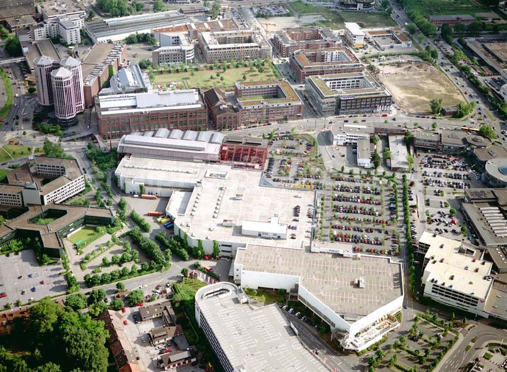 Essen from the bird's eye view: IKEA-Einrichtungshaus in Essen-Altendorf mit BAUMARKT-Niederlassung sowie der alten KRUPP-Halle mit Brücke zur Innenstadt.