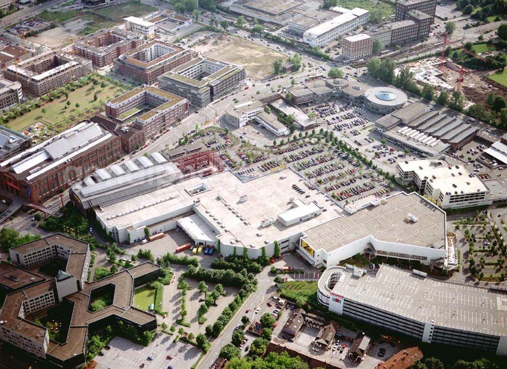 Aerial image Essen - IKEA-Einrichtungshaus in Essen-Altendorf mit BAUMARKT-Niederlassung sowie der alten KRUPP-Halle mit Brücke zur Innenstadt.