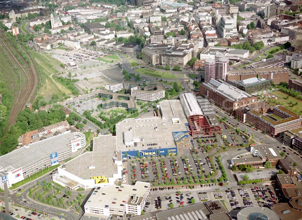 Essen from above - IKEA-Einrichtungshaus in Essen-Altendorf mit BAUMARKT-Niederlassung sowie der alten KRUPP-Halle mit Brücke zur Innenstadt.