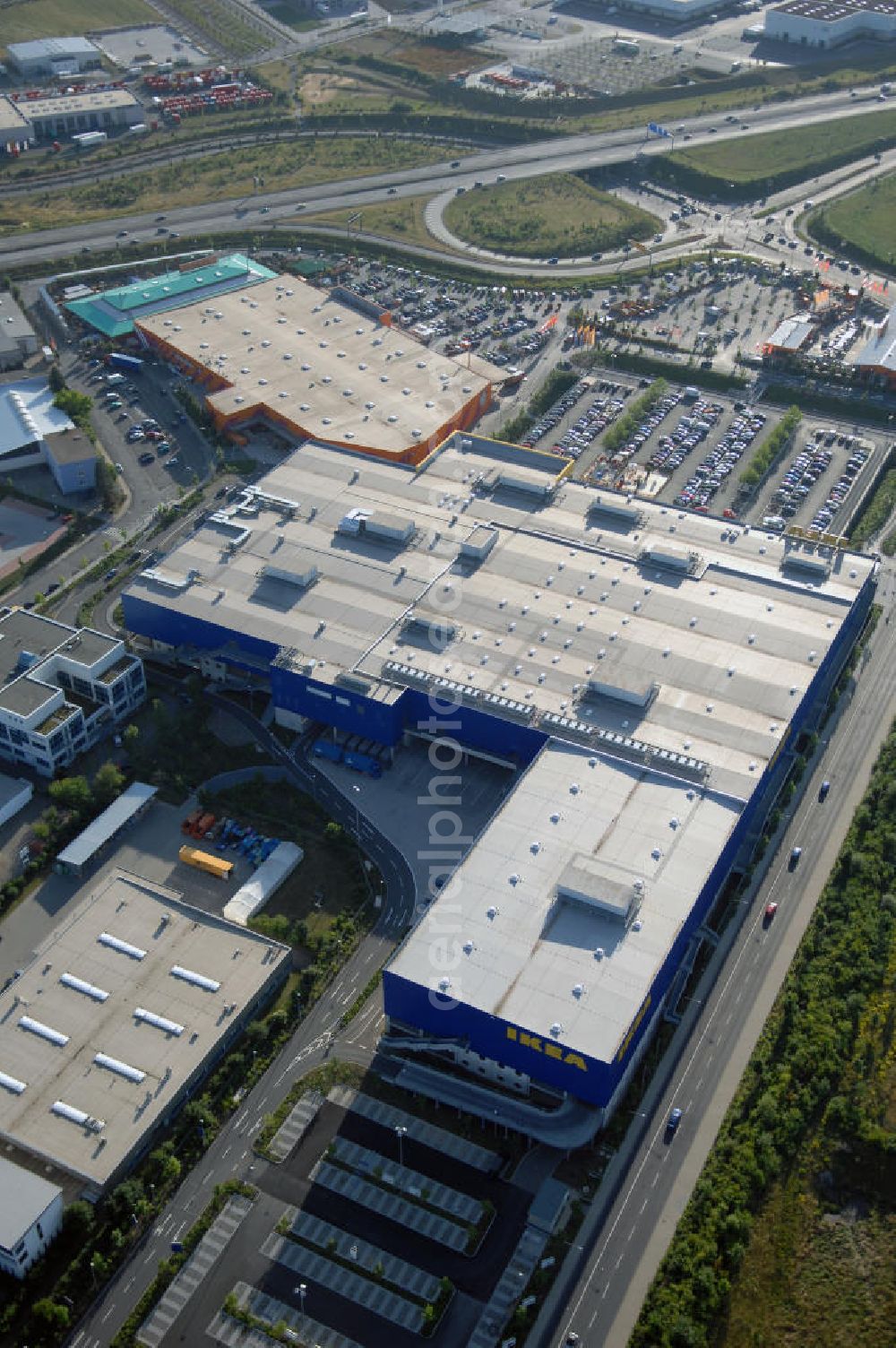 Frankfurt am Main from above - Blick auf das IKEA Einrichtungshaus in Frankfurt am Main. IKEA Deutschland GmbH & Co. KG; Niederlassung Frankfurt, Züricher Straße 7, 60437 Frankfurt Nieder-Eschbach