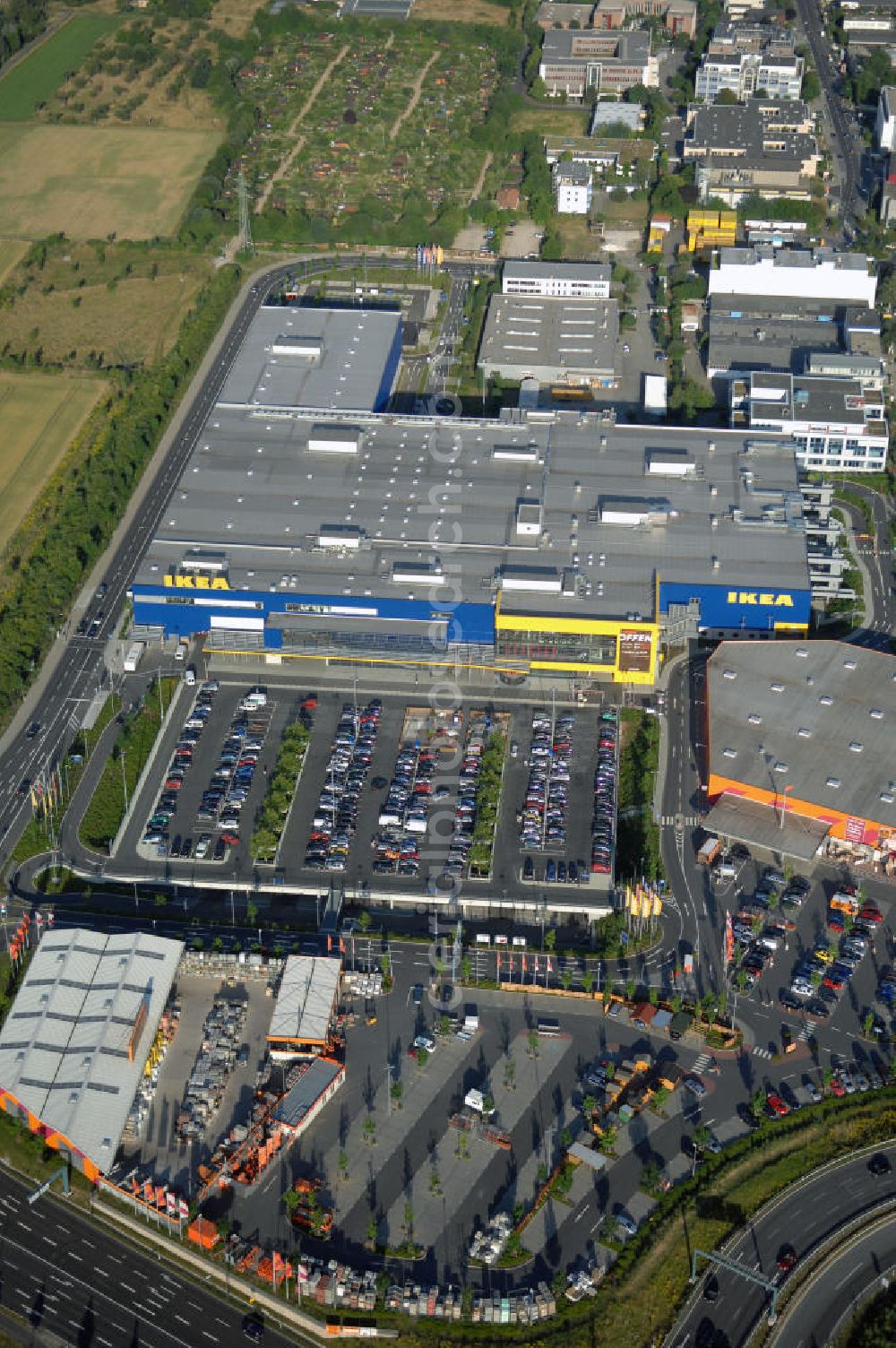 Frankfurt am Main from the bird's eye view: Blick auf das IKEA Einrichtungshaus in Frankfurt am Main. IKEA Deutschland GmbH & Co. KG; Niederlassung Frankfurt, Züricher Straße 7, 60437 Frankfurt Nieder-Eschbach