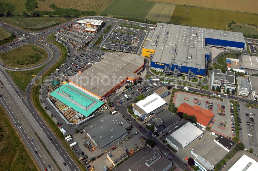 Frankfurt am Main from the bird's eye view: Blick auf das IKEA Einrichtungshaus in Frankfurt am Main. IKEA Deutschland GmbH & Co. KG; Niederlassung Frankfurt; Züricher Straße 7; 60437 Frankfurt Nieder-Eschbach