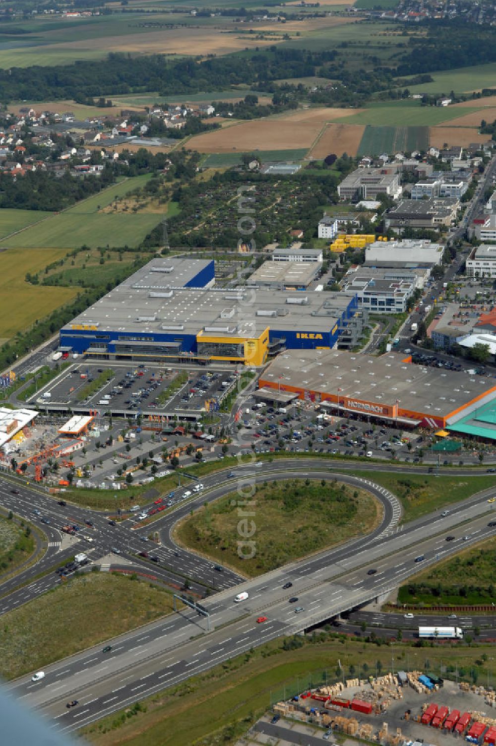 Frankfurt am Main from the bird's eye view: Blick auf das IKEA Einrichtungshaus in Frankfurt am Main. IKEA Deutschland GmbH & Co. KG; Niederlassung Frankfurt; Züricher Straße 7; 60437 Frankfurt Nieder-Eschbach