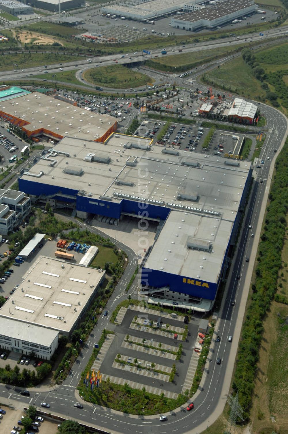 Frankfurt am Main from above - Blick auf das IKEA Einrichtungshaus in Frankfurt am Main. IKEA Deutschland GmbH & Co. KG; Niederlassung Frankfurt; Züricher Straße 7; 60437 Frankfurt Nieder-Eschbach