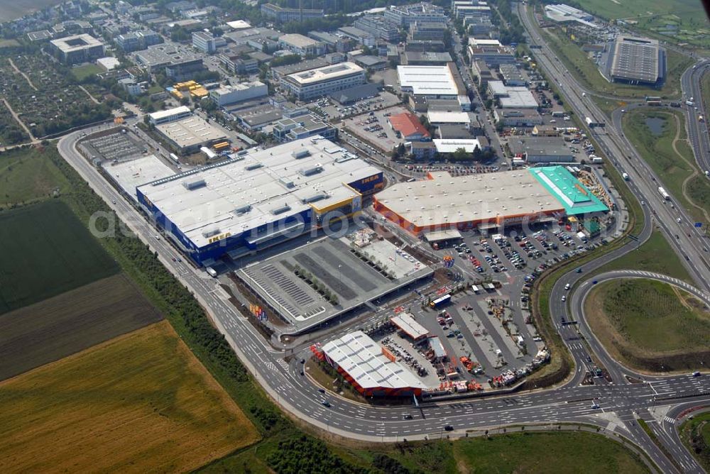 FRANKFURT from above - : Blick auf das IKEA Einrichtungshaus Frankfurt Nieder-Eschbach - Adresse: IKEA Deutschland GmbH & Co. KG,Niederlassung Frankfurt,Züricher Straße 7 60437 Frankfurt Nieder-Eschbach