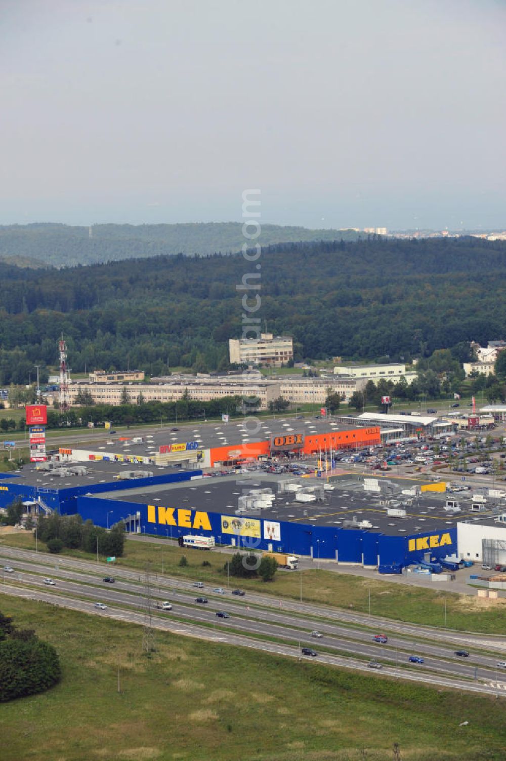 Danzig / Gdansk from above - Blick auf das Gewerbegebiet mit dem IKEA Einrichtungshaus, Baumarkt OBI an der Schnellstraße E28 Aleja-Kazimierza-Jagiellouczyka in Danzig in Polen. View over trading estate with furnishing house IKEA, DIY market OBI etc. at highway E28 Aleja-Kazimierza-Jagiellouczyka in Gdansk in Poland.