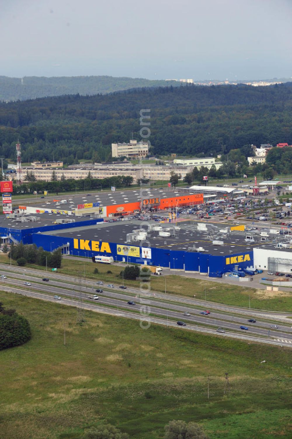 Danzig / Gdansk from the bird's eye view: Blick auf das Gewerbegebiet mit dem IKEA Einrichtungshaus, Baumarkt OBI an der Schnellstraße E28 Aleja-Kazimierza-Jagiellouczyka in Danzig in Polen. View over trading estate with furnishing house IKEA, DIY market OBI etc. at highway E28 Aleja-Kazimierza-Jagiellouczyka in Gdansk in Poland.