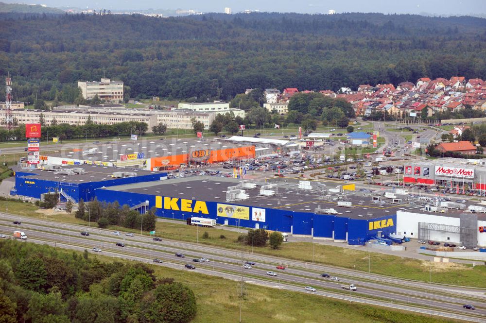 Danzig / Gdansk from above - Blick auf das Gewerbegebiet mit dem IKEA Einrichtungshaus, Baumarkt OBI an der Schnellstraße E28 Aleja-Kazimierza-Jagiellouczyka in Danzig in Polen. View over trading estate with furnishing house IKEA, DIY market OBI etc. at highway E28 Aleja-Kazimierza-Jagiellouczyka in Gdansk in Poland.