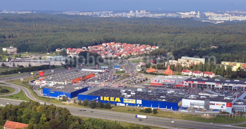 Danzig / Gdansk from the bird's eye view: Blick auf das Gewerbegebiet mit dem IKEA Einrichtungshaus, Baumarkt OBI an der Schnellstraße E28 Aleja-Kazimierza-Jagiellouczyka in Danzig in Polen. View over trading estate with furnishing house IKEA, DIY market OBI etc. at highway E28 Aleja-Kazimierza-Jagiellouczyka in Gdansk in Poland.