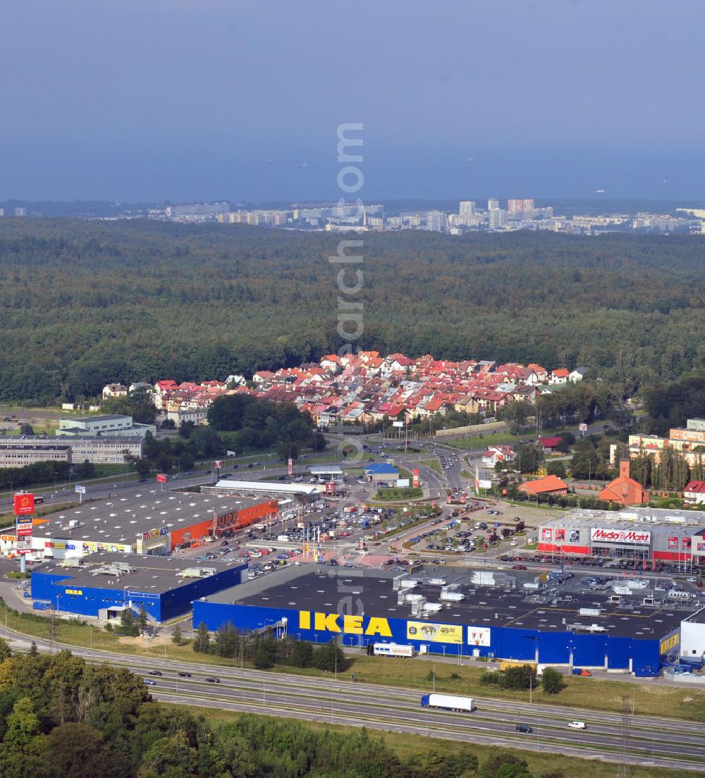 Aerial image Danzig / Gdansk - Blick auf das Gewerbegebiet mit dem IKEA Einrichtungshaus, Baumarkt OBI an der Schnellstraße E28 Aleja-Kazimierza-Jagiellouczyka in Danzig in Polen. View over trading estate with furnishing house IKEA, DIY market OBI etc. at highway E28 Aleja-Kazimierza-Jagiellouczyka in Gdansk in Poland.