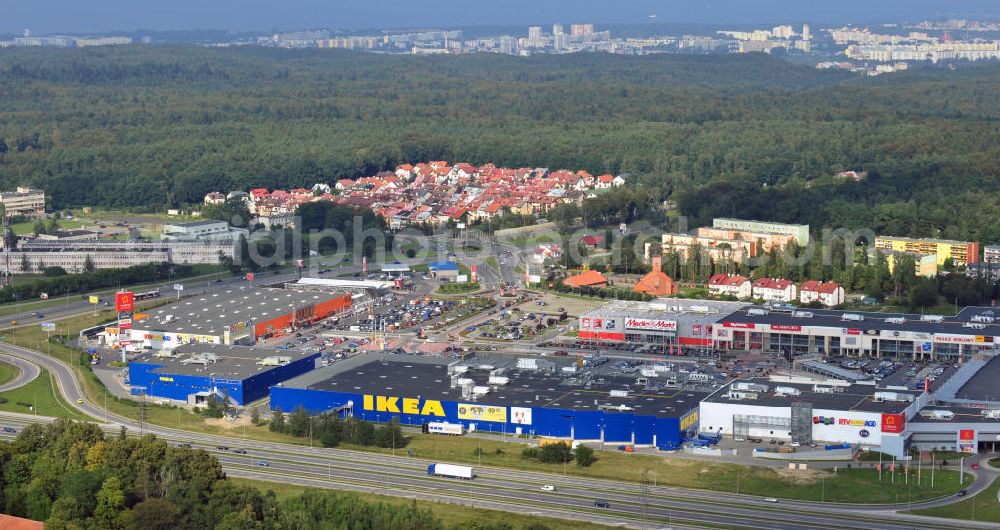 Aerial photograph Danzig / Gdansk - Blick auf das Gewerbegebiet mit dem IKEA Einrichtungshaus, Baumarkt OBI an der Schnellstraße E28 Aleja-Kazimierza-Jagiellouczyka in Danzig in Polen. View over trading estate with furnishing house IKEA, DIY market OBI etc. at highway E28 Aleja-Kazimierza-Jagiellouczyka in Gdansk in Poland.