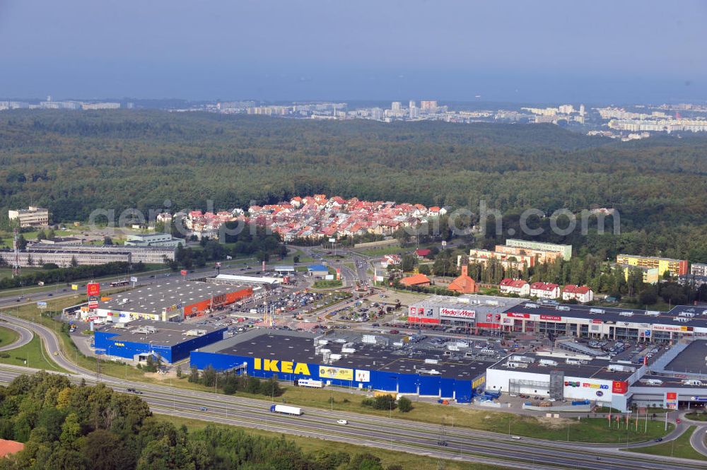 Danzig / Gdansk from above - Blick auf das Gewerbegebiet mit dem IKEA Einrichtungshaus, Baumarkt OBI an der Schnellstraße E28 Aleja-Kazimierza-Jagiellouczyka in Danzig in Polen. View over trading estate with furnishing house IKEA, DIY market OBI etc. at highway E28 Aleja-Kazimierza-Jagiellouczyka in Gdansk in Poland.