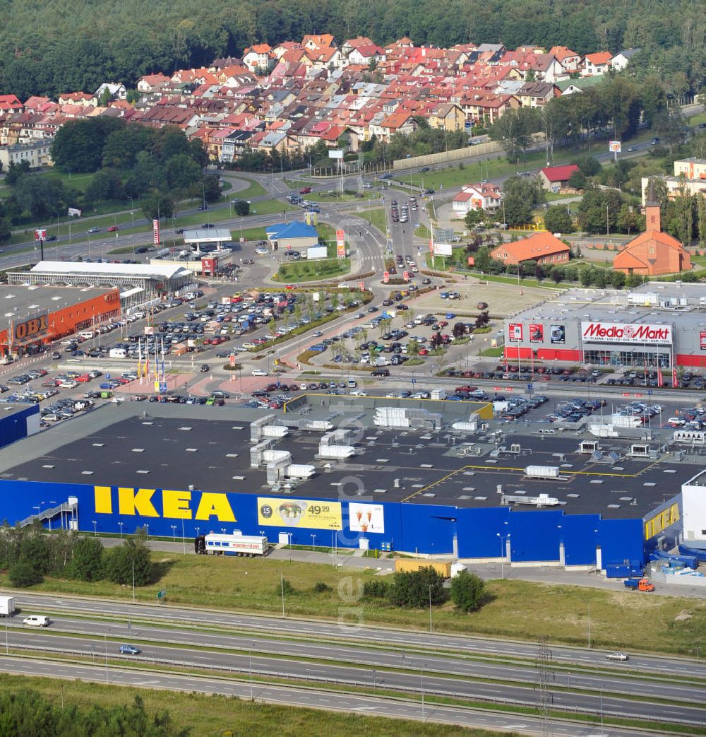 Danzig / Gdansk from the bird's eye view: Blick auf das Gewerbegebiet mit dem IKEA Einrichtungshaus, Baumarkt OBI an der Schnellstraße E28 Aleja-Kazimierza-Jagiellouczyka in Danzig in Polen. View over trading estate with furnishing house IKEA, DIY market OBI etc. at highway E28 Aleja-Kazimierza-Jagiellouczyka in Gdansk in Poland.