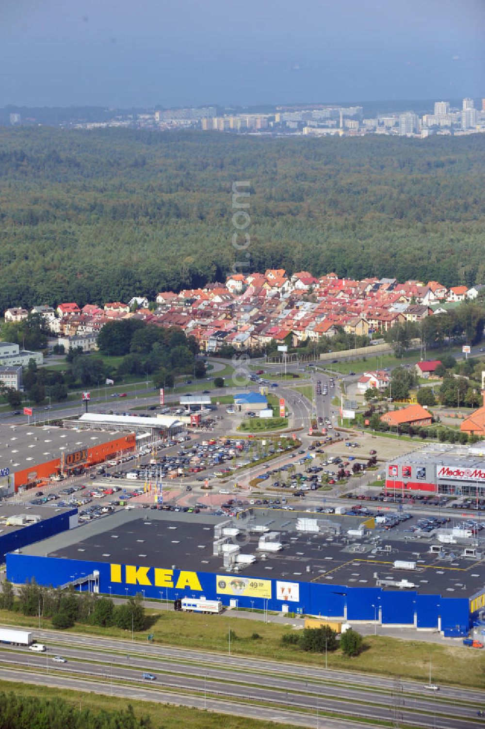 Aerial image Danzig / Gdansk - Blick auf das Gewerbegebiet mit dem IKEA Einrichtungshaus, Baumarkt OBI an der Schnellstraße E28 Aleja-Kazimierza-Jagiellouczyka in Danzig in Polen. View over trading estate with furnishing house IKEA, DIY market OBI etc. at highway E28 Aleja-Kazimierza-Jagiellouczyka in Gdansk in Poland.