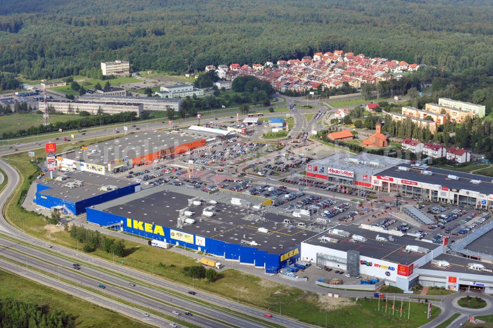 Aerial photograph Danzig / Gdansk - Blick auf das Gewerbegebiet mit dem IKEA Einrichtungshaus, Baumarkt OBI an der Schnellstraße E28 Aleja-Kazimierza-Jagiellouczyka in Danzig in Polen. View over trading estate with furnishing house IKEA, DIY market OBI etc. at highway E28 Aleja-Kazimierza-Jagiellouczyka in Gdansk in Poland.