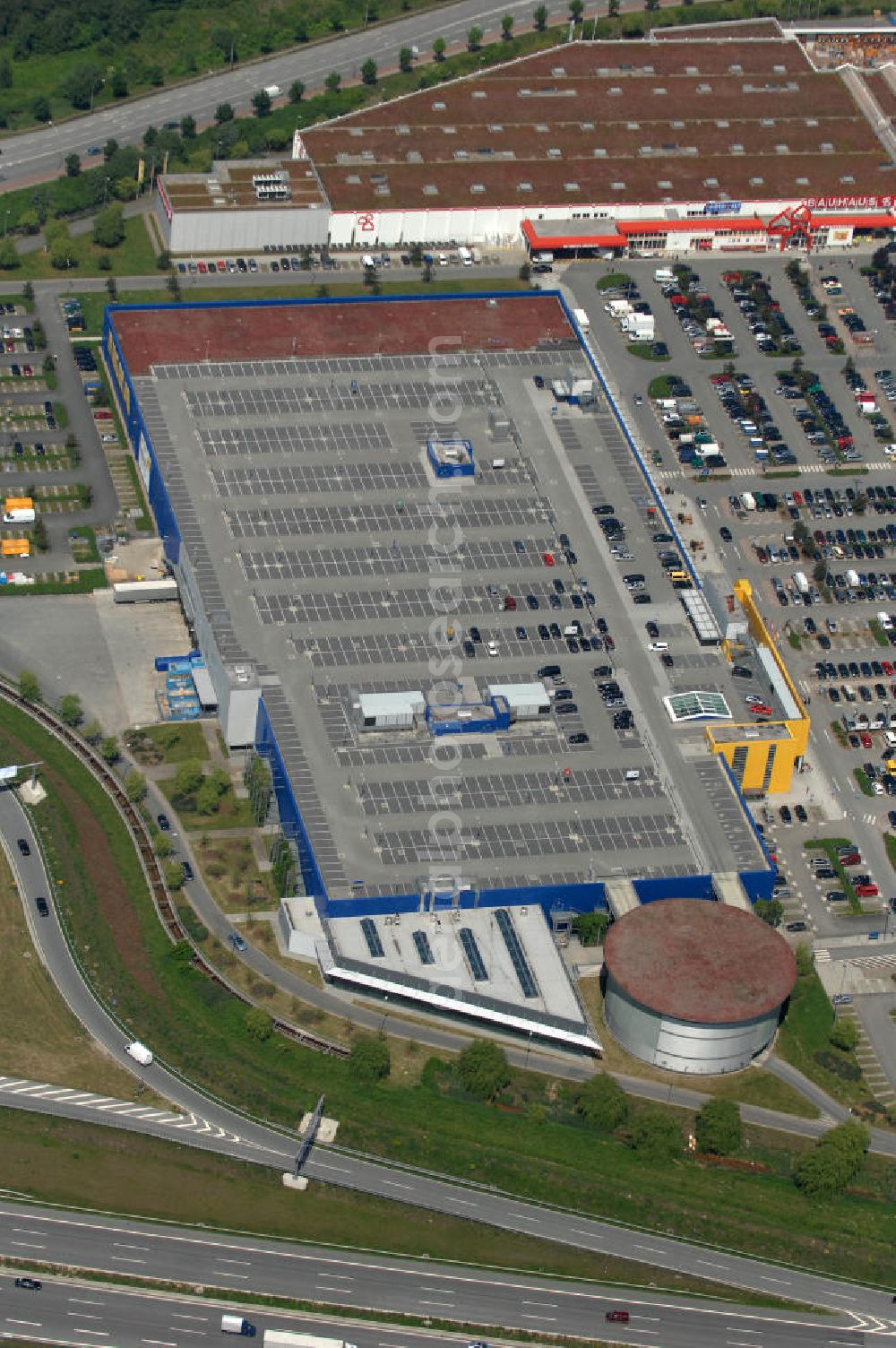 Aerial image Hamburg - Blick auf das IKEA-Einrichtungshaus in Hamburg - Moorfleet an der Autobahnabfahrt Moorfleet (E22). View of the IKEA store in Hamburg - Moorfleet at the highway exit Moorfleet (E22).