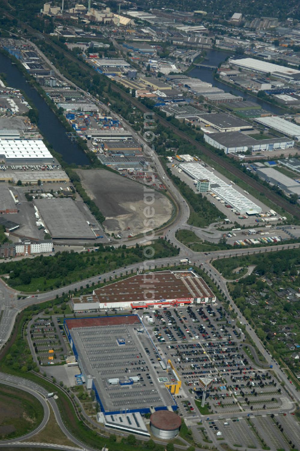 Aerial image Hamburg - Blick auf das IKEA-Einrichtungshaus in Hamburg - Moorfleet an der Autobahnabfahrt Moorfleet (E22). View of the IKEA store in Hamburg - Moorfleet at the highway exit Moorfleet (E22).