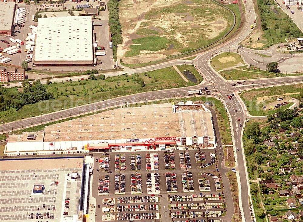 Hamburg - Moorfleet from above - IKEA-Einrichtungshaus in Hamburg - Moorfleet an der Autobahnabfahrt Moorfleet (E22). Mit am Standort der neue BAUHAUS - Baumarkt.