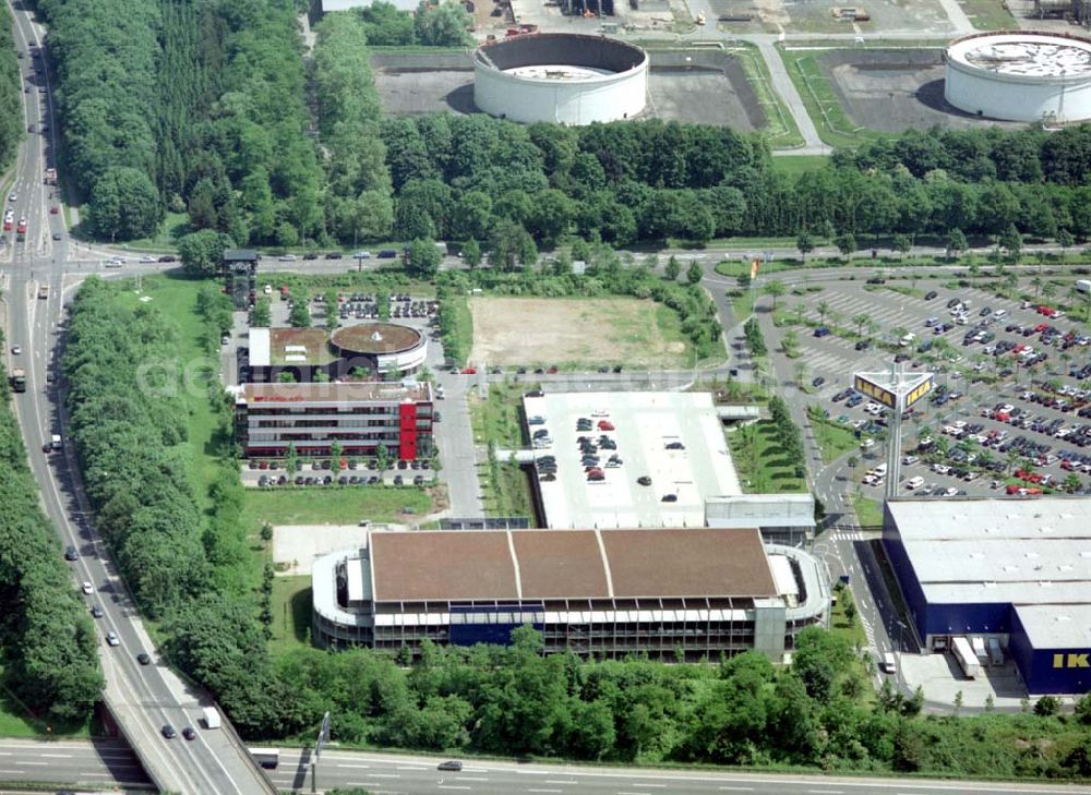 Aerial photograph Köln - Godorf - IKEA-Einrichtungshaus Köln-Godorf an der Shell-Raffinerie mit dem IKEA-eigenen Gewerbegebiet an der BAB 555.