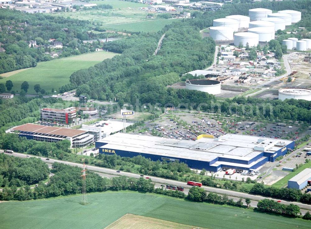 Aerial photograph Köln - Godorf - IKEA-Einrichtungshaus Köln-Godorf an der Shell-Raffinerie mit dem IKEA-eigenen Gewerbegebiet an der BAB 555.