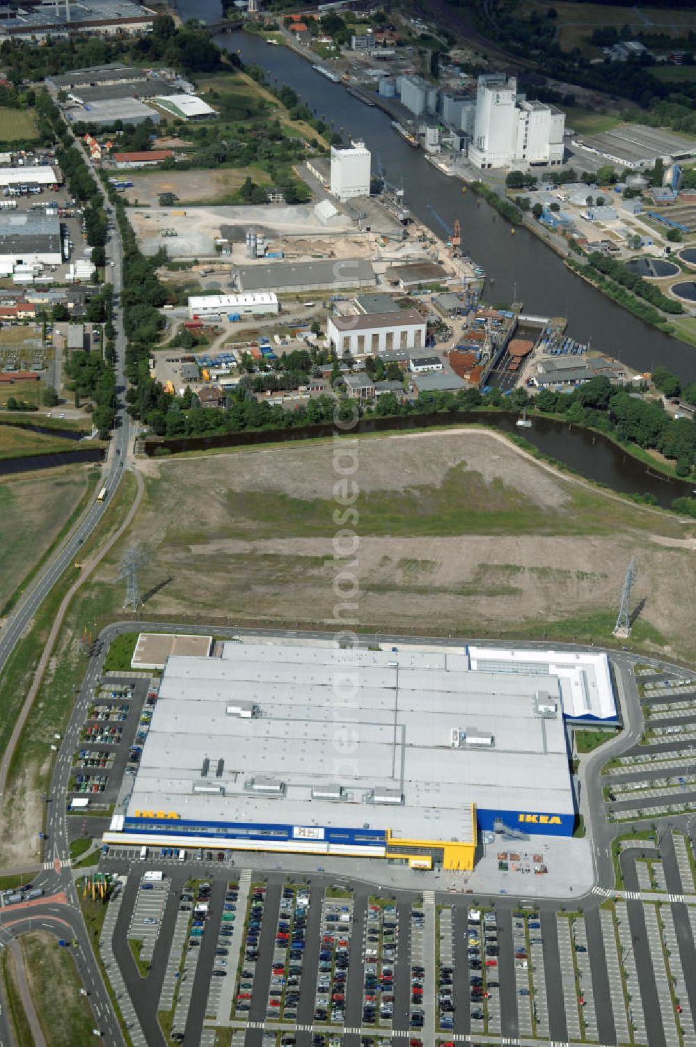 Aerial image Oldenburg - Blick auf das IKEA Einrichtungshaus in OLDENBURG. IKEA Deutschland GmbH & Co. KG; Niederlassung Oldenburg, Holler Landstr. 89, 26135 Oldenburg