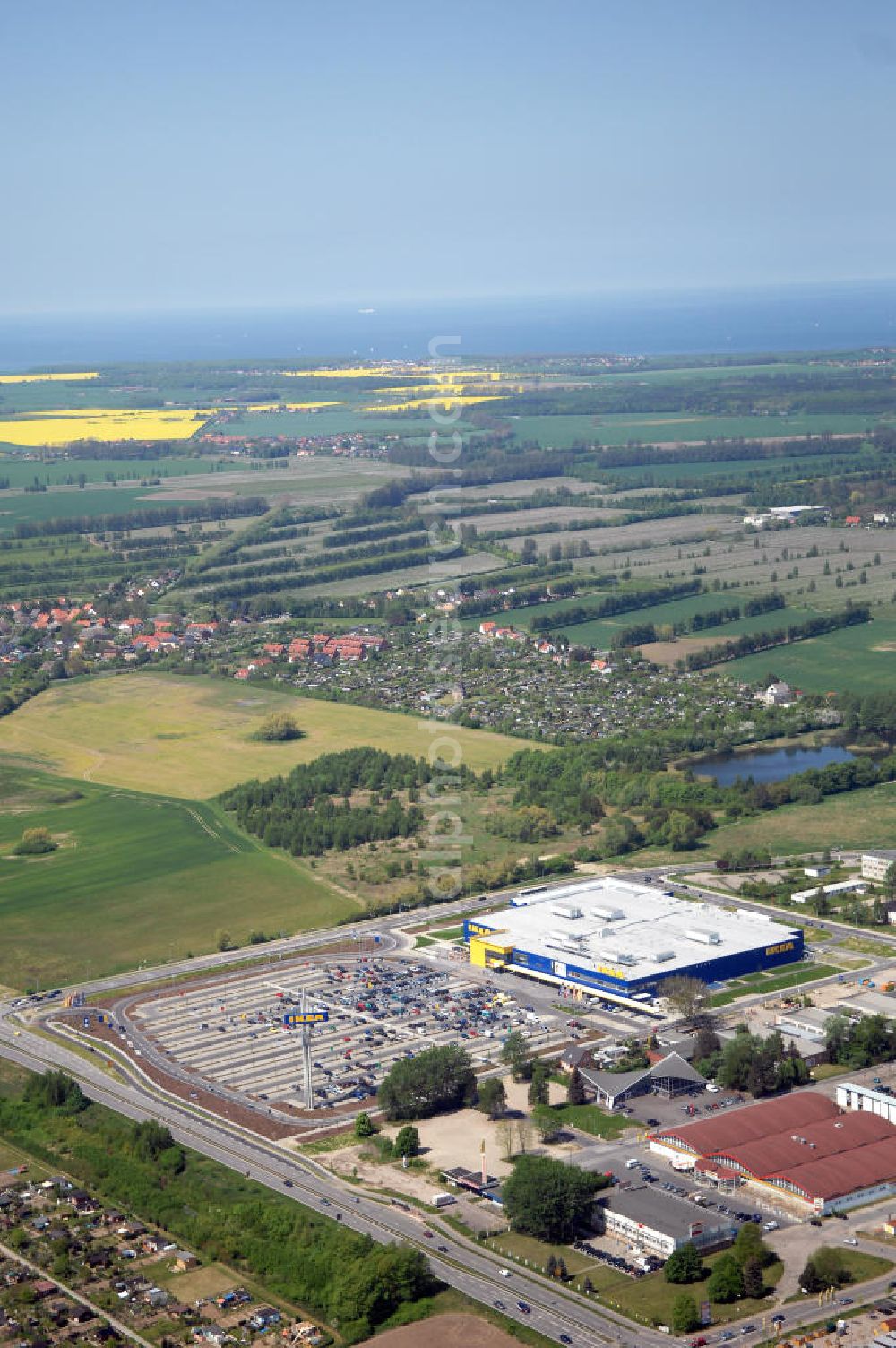 Aerial photograph Rostock - Blick auf das IKEA Einrichtungshaus Rostock. Adresse: IKEA Deutschland GmbH & Co. KG, Niederlassung Rostock, Messestraße 25, 18069 Rostock