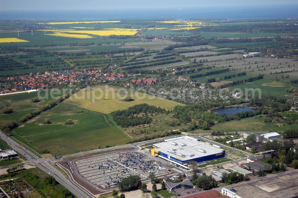 Rostock from the bird's eye view: Blick auf das IKEA Einrichtungshaus Rostock. Adresse: IKEA Deutschland GmbH & Co. KG, Niederlassung Rostock, Messestraße 25, 18069 Rostock