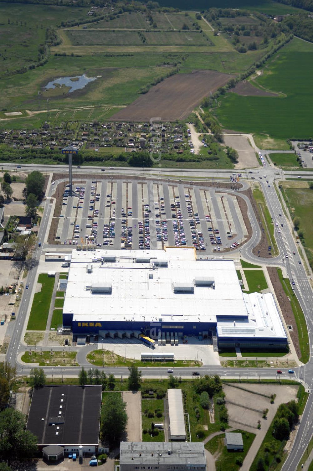 Aerial photograph Rostock - Blick auf das IKEA Einrichtungshaus Rostock. Adresse: IKEA Deutschland GmbH & Co. KG, Niederlassung Rostock, Messestraße 25, 18069 Rostock