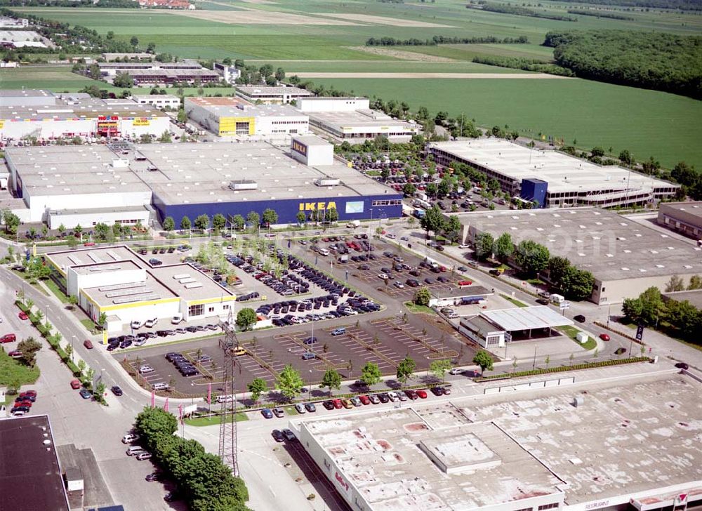 Eching bei München from the bird's eye view: IKEA - Einrichtungshaus und vermietete Grundstücke bei Eching im Gewerbegebiet Ost an der Autobahn A9.